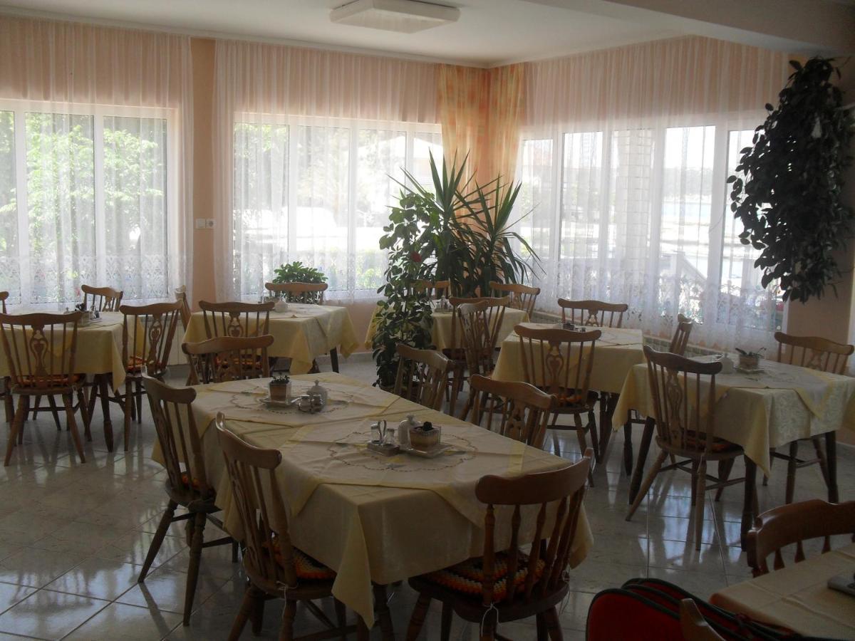 Bed and Breakfast Anka Bunic Rab Town Exterior foto